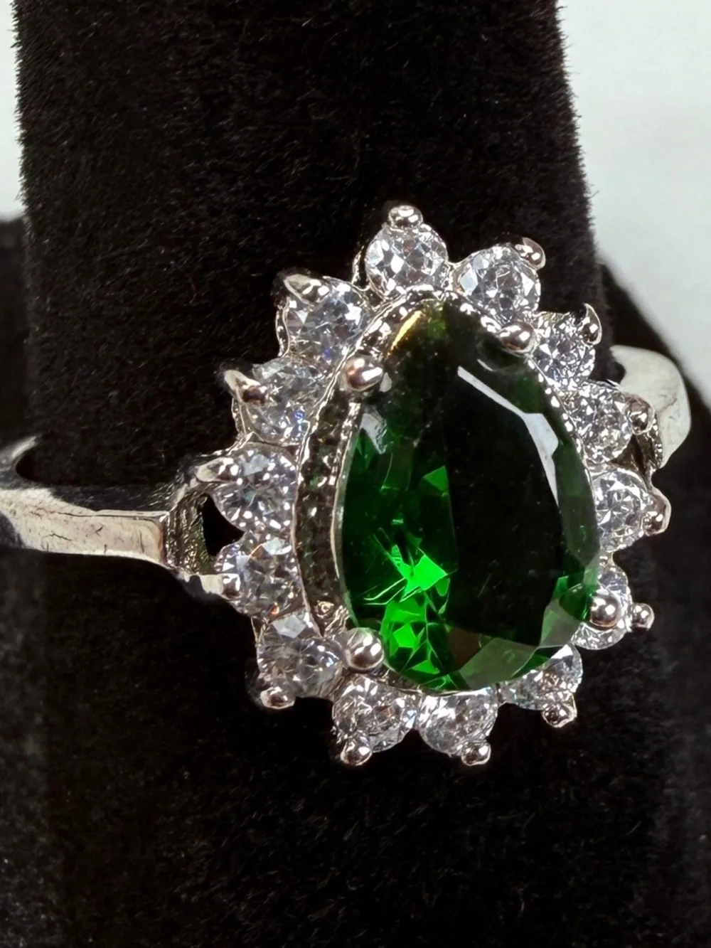 Pretty Silvertone green cz holiday bling size 8 ring